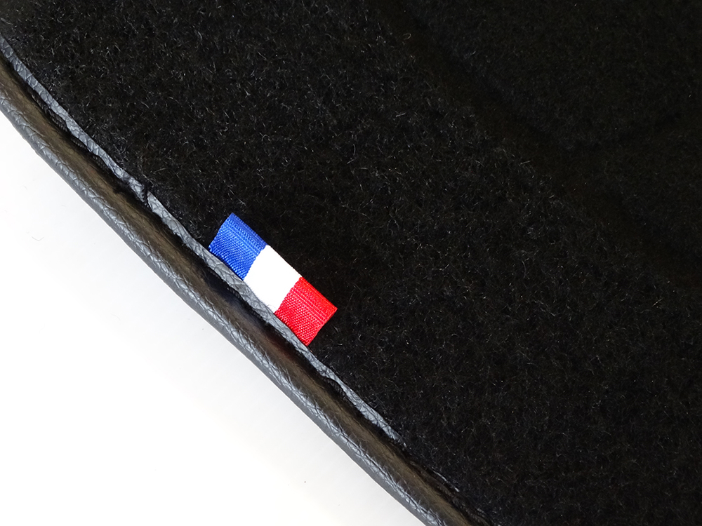 GB2S Developpement - Sur-tapis de coffre pour Peugeot 106 Moquette noir,  bordure bleu avec bandes PTS 90€ Frais de port pour la France 10€ Paiement  PayPal possible Pour commander envoyer moi un